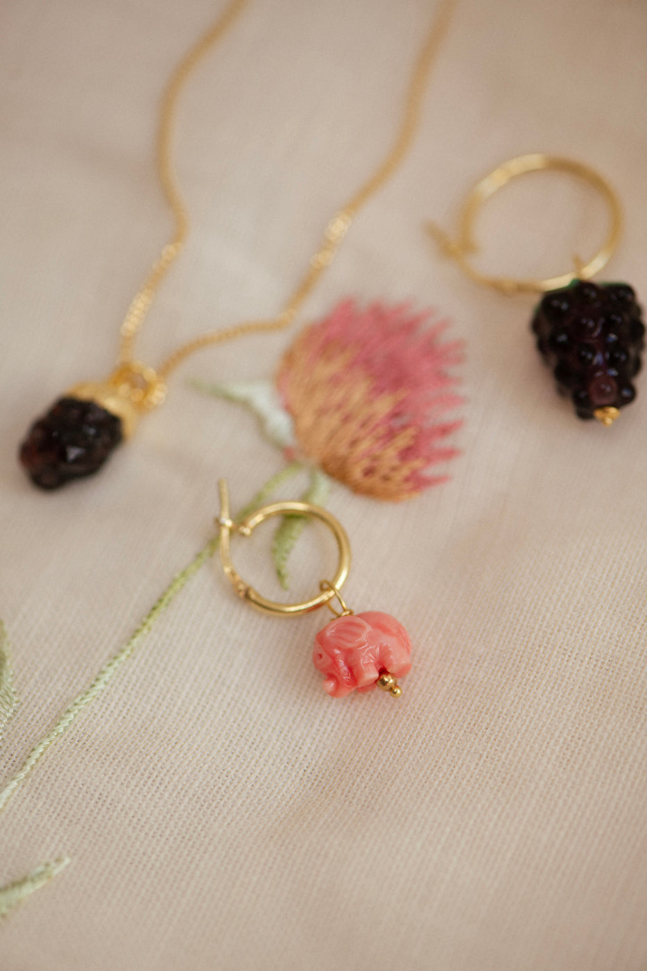 Losse oorbel Grapes - rood & paars